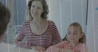 Kafkas anne ve kız hasta üzerinde DNA ipliği ve veri işleme animasyonu. Küresel tıp, bağlantılar, hesaplama ve veri işleme kavramı dijital olarak oluşturulmuş video.