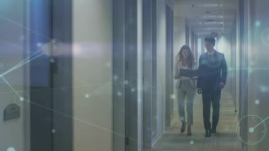 Ofiste yürüyen çeşitli erkek ve kadın meslektaşlar arasındaki bağlantı ağının animasyonu. Küresel iş, bağlantılar ve dijital arayüz kavramı dijital olarak oluşturulmuş video.