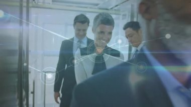 Ofiste yürüyen çeşitli erkek ve kadın meslektaşlar arasındaki bağlantı ağının animasyonu. Küresel iş, bağlantılar ve dijital arayüz kavramı dijital olarak oluşturulmuş video.