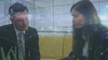 Muhtelif meslekdaşların ofiste iş görüşmesi üzerine bağlantı ağının animasyonu. Küresel iş, bağlantılar ve dijital arayüz kavramı dijital olarak oluşturulmuş video.