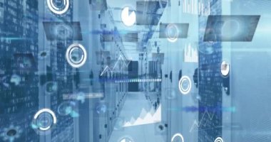 Sunucu odasında tarama yaparak veri işleme animasyonu. Küresel teknoloji, bilgisayar, iletişim ve dijital arayüz kavramı dijital olarak oluşturulmuş video.