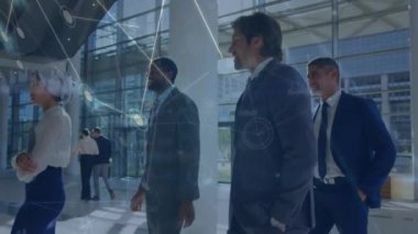 Ofiste yürüyen çeşitli erkek ve kadın meslektaşlar arasındaki bağlantı ağının animasyonu. Küresel iş, bağlantılar ve dijital arayüz kavramı dijital olarak oluşturulmuş video.