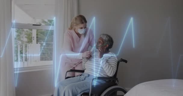 Animazione Dell Elaborazione Dei Dati Fisioterapista Caucasico Con Paziente Anziana — Video Stock