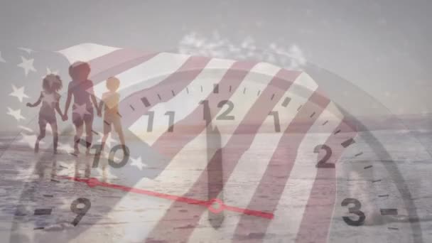 アメリカの国旗のアニメーションとアフリカ系アメリカ人の母親と子供たちがビーチを歩いている時計 アメリカ 愛国心 デジタル生成されたビデオ — ストック動画