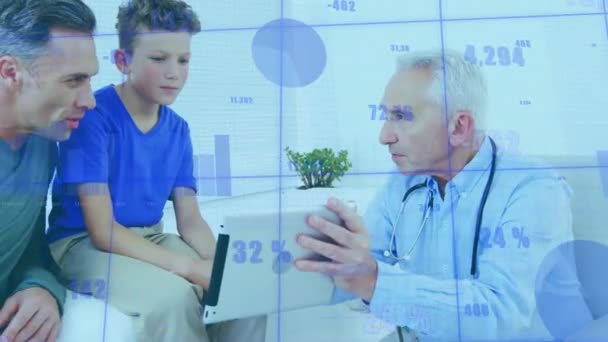 Animación Del Procesamiento Datos Sobre Médico Masculino Caucásico Con Pacientes — Vídeo de stock