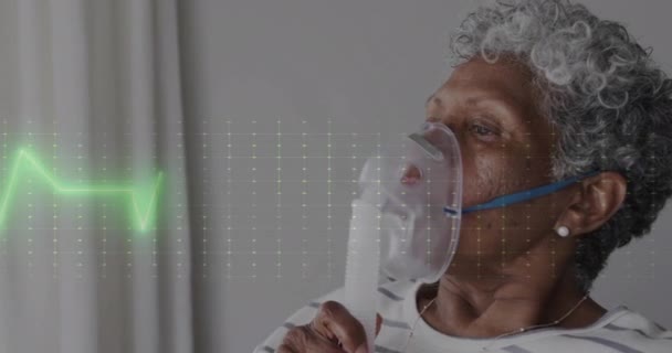 アフリカ系アメリカ人上級女性患者に対する酸素マスクによるデータ処理のアニメーション グローバル医療 コネクション コンピューティング データ処理のコンセプトをデジタル生成したビデオ — ストック動画