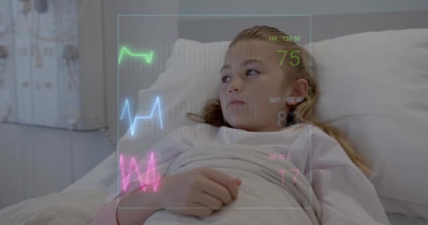 病院のベッドで白人少女の患者を介したデータ処理のアニメーション グローバル医療 コネクション コンピューティング データ処理のコンセプトをデジタル生成したビデオ — ストック動画
