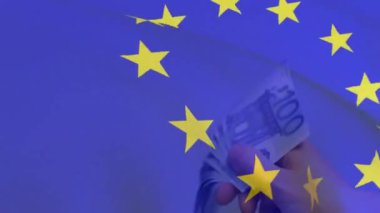 Avro para birimi faturaları üzerine Avrupa Birliği bayrağı animasyonu. Küresel finans, iş, bağlantılar, hesaplama ve veri işleme kavramı dijital olarak oluşturulmuş video.