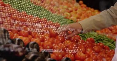 Beyaz adamın market alışverişi üzerine finansal veri işleme animasyonu. Küresel alışveriş, iş, bağlantılar, hesaplama ve veri işleme kavramı dijital olarak oluşturulmuş video.