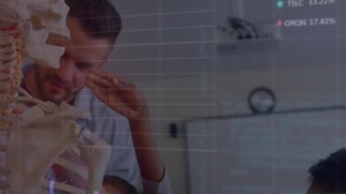 Çeşitli okul çocukları ve erkek öğretmenler üzerinde finansal veri işleme animasyonu. Küresel finans, iş, bağlantılar, hesaplama ve veri işleme kavramı dijital olarak oluşturulmuş video.