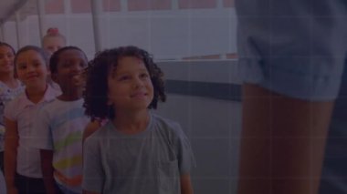 Çeşitli okul çocukları ve öğretmenler üzerinde finansal veri işleme animasyonu. Küresel finans, iş, bağlantılar, hesaplama ve veri işleme kavramı dijital olarak oluşturulmuş video.