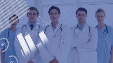 Çeşitli doktorlar üzerinde finansal veri işleme animasyonu. Küresel tıp, işletme, bağlantılar, hesaplama ve veri işleme kavramı dijital olarak oluşturulmuş video.