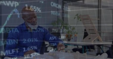 Afrika kökenli Amerikalı iş adamının finansal veri işleme çalışmalarının animasyonu. Küresel finans, iş, bağlantılar, hesaplama ve veri işleme kavramı dijital olarak oluşturulmuş video.