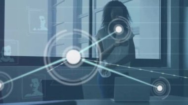 Afrika kökenli Amerikalı iş kadınının bağlantı ağı üzerinden ofisteki animasyonu. Küresel finans, iş, bağlantılar, hesaplama ve veri işleme kavramı dijital olarak oluşturulmuş video.