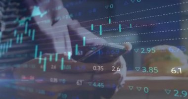 Ofiste akıllı telefon kullanan Kafkas iş kadınının finansal veri işleme animasyonu. Küresel finans, iş, bağlantılar, hesaplama ve veri işleme kavramı dijital olarak oluşturulmuş video.