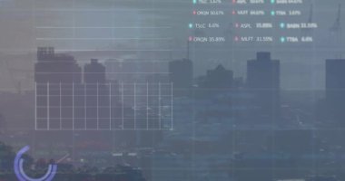 Şehir manzarası üzerinde veri işleme animasyonu. küresel iş, finans ve dijital arayüz kavramı dijital olarak oluşturulmuş video.