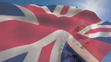 Avro para birimlerinin üzerindeki gret britain bayrağının animasyonu. Küresel finans, iş, bağlantılar, hesaplama ve veri işleme kavramı dijital olarak oluşturulmuş video.