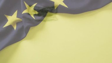 Bosna bayrağının animasyonu ve Amerikan dolarları üzerine kendini beğenmişliği. Küresel finans, iş, bağlantılar, hesaplama ve veri işleme kavramı dijital olarak oluşturulmuş video.