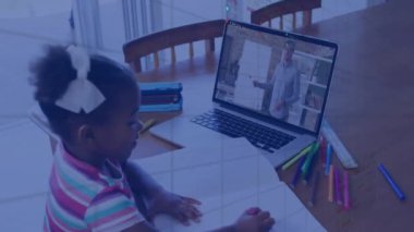 İnternette bilgisayardaki Afro-Amerikan kız öğrencilerin veri işleme animasyonları. Küresel eğitim, işletme, bağlantılar, hesaplama ve veri işleme kavramı dijital olarak oluşturulmuş video.