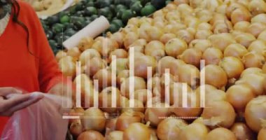 Kafkas kadın bakkal alışverişi üzerine finansal veri işleme animasyonu. Küresel alışveriş, iş, bağlantılar, hesaplama ve veri işleme kavramı dijital olarak oluşturulmuş video.