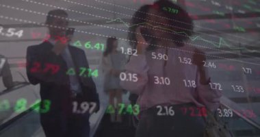 Ofisteki çeşitli iş adamları üzerinde finansal veri işleme animasyonu. Küresel finans, iş, bağlantılar, hesaplama ve veri işleme kavramı dijital olarak oluşturulmuş video.