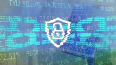 Güvenlik kilidi ve zincirleri üzerinden finansal veri işleme animasyonu. Küresel finans, iş, bağlantılar, hesaplama ve veri işleme kavramı dijital olarak oluşturulmuş video.