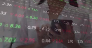 Ofiste akıllı telefon kullanan Kafkas iş kadınının finansal veri işleme animasyonu. Küresel finans, iş, bağlantılar, hesaplama ve veri işleme kavramı dijital olarak oluşturulmuş video.