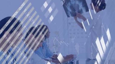 Çeşitli doktorlar üzerinde finansal veri işleme animasyonu. Küresel tıp, işletme, bağlantılar, hesaplama ve veri işleme kavramı dijital olarak oluşturulmuş video.