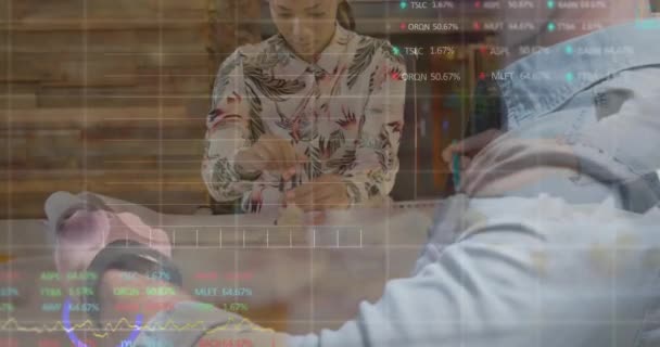 사무실에서 비즈니스 사람들에 데이터 처리의 애니메이션 글로벌 비즈니스 컴퓨팅 데이터 — 비디오