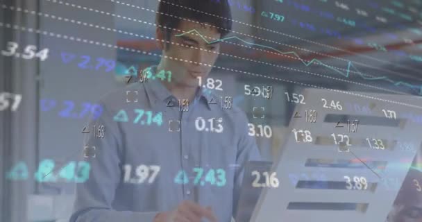 Animáció Pénzügyi Adatok Feldolgozása Felett Biracial Üzletember Hivatalban Globális Pénzügyi — Stock videók