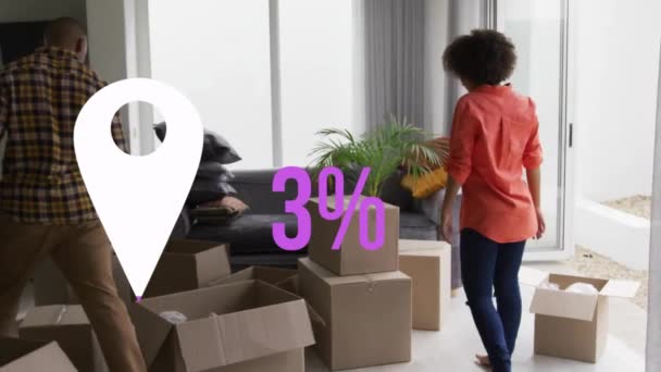 紫色の位置ピンのアニメーションと 新しい家に箱を持つアフリカ系アメリカ人の家族の上のパーセント プロパティ オーナーシップ データ処理コンセプトデジタル生成ビデオ — ストック動画