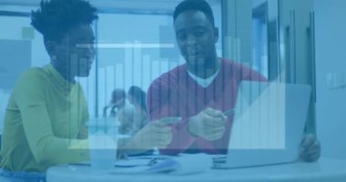 Ofisteki çeşitli iş adamları üzerinde finansal veri işleme animasyonu. Küresel finans, iş, bağlantılar, hesaplama ve veri işleme kavramı dijital olarak oluşturulmuş video.