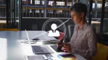 Beyaz iş kadınının ofisindeki ikonlarla olan bağlantılarının animasyonu. Küresel finans, iş, bağlantılar, hesaplama ve veri işleme kavramı dijital olarak oluşturulmuş video.