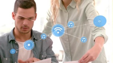 Ofisteki çeşitli iş adamlarının simgeleriyle bağlantı ağının animasyonu. Küresel finans, iş, bağlantılar, hesaplama ve veri işleme kavramı dijital olarak oluşturulmuş video.