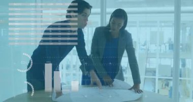 Ofisteki çeşitli iş adamları üzerinde finansal veri işleme animasyonu. Küresel finans, iş, bağlantılar, hesaplama ve veri işleme kavramı dijital olarak oluşturulmuş video.