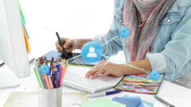 Beyaz iş kadınının ofisindeki ikonlarla olan bağlantılarının animasyonu. Küresel finans, iş, bağlantılar, hesaplama ve veri işleme kavramı dijital olarak oluşturulmuş video.