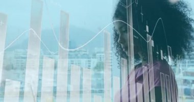 Afro-Amerikan iş kadınının ofisindeki finansal veri işleme animasyonu. Küresel finans, iş, bağlantılar, hesaplama ve veri işleme kavramı dijital olarak oluşturulmuş video.