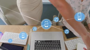 Ofisteki çeşitli iş adamlarının simgeleriyle bağlantı ağının animasyonu. Küresel finans, iş, bağlantılar, hesaplama ve veri işleme kavramı dijital olarak oluşturulmuş video.