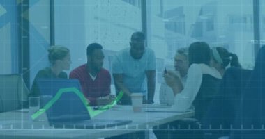 Ofisteki çeşitli iş adamları üzerinde finansal veri işleme animasyonu. Küresel finans, iş, bağlantılar, hesaplama ve veri işleme kavramı dijital olarak oluşturulmuş video.