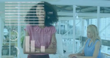 Ofisteki çeşitli iş adamları üzerinde finansal veri işleme animasyonu. Küresel finans, iş, bağlantılar, hesaplama ve veri işleme kavramı dijital olarak oluşturulmuş video.