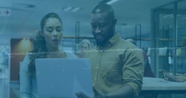 Ofisteki çeşitli iş adamları üzerinde finansal veri işleme animasyonu. Küresel finans, iş, bağlantılar, hesaplama ve veri işleme kavramı dijital olarak oluşturulmuş video.