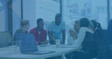 Ofisteki çeşitli iş adamları üzerinde finansal veri işleme animasyonu. Küresel finans, iş, bağlantılar, hesaplama ve veri işleme kavramı dijital olarak oluşturulmuş video.