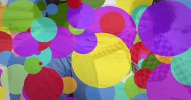 Sahilde kucaklaşan mutlu çiftler üzerine renkli noktaların animasyonu. Romantizm, aşk, tatiller ve boş zaman, dijital olarak üretilen video.