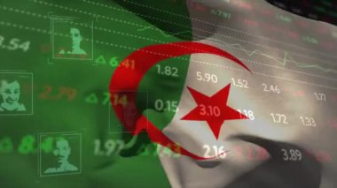 Cezayir bayrağı üzerinde dijital profil, grafik ve veri işleme animasyonları. Ulusal ekonomi, seyahat, veri, finans, dijital arayüz, iş ve iletişim, dijital olarak oluşturulmuş video.