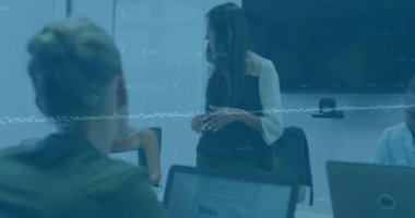 Ofisteki çeşitli iş adamları üzerinde finansal veri işleme animasyonu. Küresel finans, iş, bağlantılar, hesaplama ve veri işleme kavramı dijital olarak oluşturulmuş video.