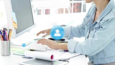 Beyaz iş kadınının ofisindeki ikonlarla olan bağlantılarının animasyonu. Küresel finans, iş, bağlantılar, hesaplama ve veri işleme kavramı dijital olarak oluşturulmuş video.