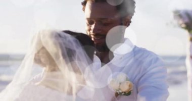 Mutlu Afro-Amerikan damat üzerinde hafif noktaların canlandırılması nikahta sahilde gelinin açılışını yapıyor. Romantizm, aşk, tatiller ve evlilik, dijital olarak üretilen video.