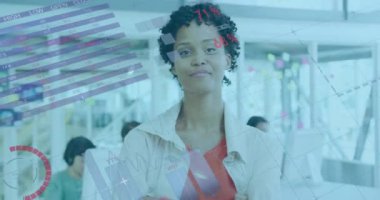 Ofisteki çeşitli iş adamları üzerinde finansal veri işleme animasyonu. Küresel finans, iş, bağlantılar, hesaplama ve veri işleme kavramı dijital olarak oluşturulmuş video.