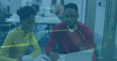 Ofisteki çeşitli iş adamları üzerinde finansal veri işleme animasyonu. Küresel finans, iş, bağlantılar, hesaplama ve veri işleme kavramı dijital olarak oluşturulmuş video.