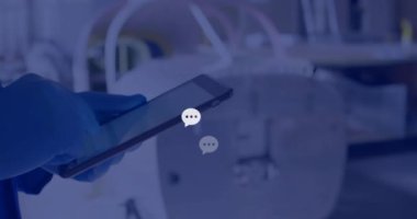 Tablet kullanan beyaz erkek doktor üzerindeki ikonlarla bağlantı ağının animasyonu. Küresel iletişim, iş, bağlantılar, hesaplama ve veri işleme kavramı dijital olarak oluşturulmuş video.